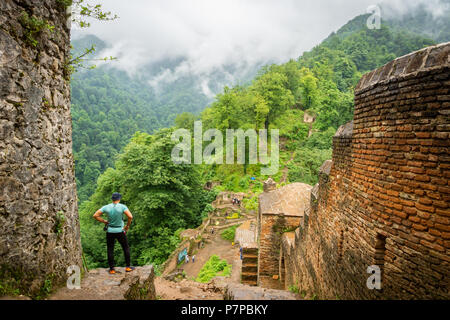 Fuman, IRAN - Juin 2018 : architecture Château Rudkhan en Iran. Château Rudkhan est un château médiéval en pierre et brique, situé à 25 km au sud-ouest de Fuman ci Banque D'Images