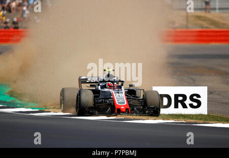 L'Haas-Ferrari Kevin Magnussen coupe l'herbe, à l'occasion de l'avant du 2018 Grand Prix de Grande-Bretagne à Silverstone, Circuit de Towcester. Banque D'Images