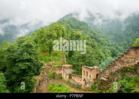 Fuman, IRAN - Juin 2018 : architecture Château Rudkhan en Iran. Château Rudkhan est un château médiéval en pierre et brique, situé à 25 km au sud-ouest de Fuman ci Banque D'Images