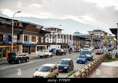 Paro, Bhoutan - 11 Avril 2016 : La ville de Paro au Bhoutan est un complexe d'architecture traditionnelle avec des bâtiments richement décorés petit magasin Banque D'Images