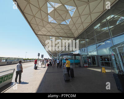 STANSTED, Royaume-Uni - CIRCA Juin 2018 : les voyageurs à l'aéroport de Londres Stansted design par l'architecte Lord Norman Foster Banque D'Images