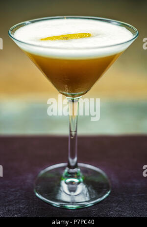 Miel et citron cocktail martini bar sur verre Banque D'Images