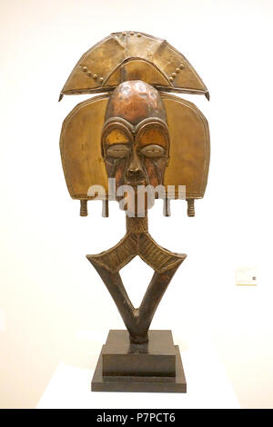 Anglais : Exposition dans le Musée Berggruen, Schloßstraße 1, 14059 Berlin, Allemagne. Cette oeuvre est dans le fait que son créateur(s) est mort il y a plus de 70 ans. 15 novembre 2014, 07:50:27 330 figure reliquaire, République du Kongo, feuille de cuivre et laiton avec de l'étain et de fer appliqué - Musée Berggruen - DSC03765 Banque D'Images