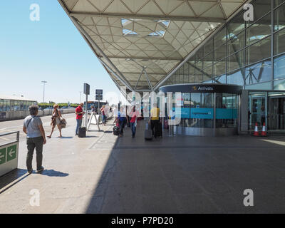 STANSTED, Royaume-Uni - CIRCA Juin 2018 : les voyageurs à l'aéroport de Londres Stansted design par l'architecte Lord Norman Foster Banque D'Images