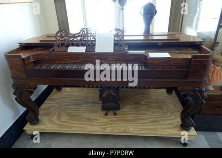 Anglais : Piano dans le musée de Bennington, Vermont, USA. Ce travail est dans le parce que l'artiste est mort il y a plus de 70 ans. La photographie était permise dans le musée sans restriction. 28 février 2015, 12:54:18 310 Piano, Kurtzman &AMP ; Hinze, Buffalo, New York, c. 1865 - Musée de Bennington - Bennington, VT - DSC08534 Banque D'Images