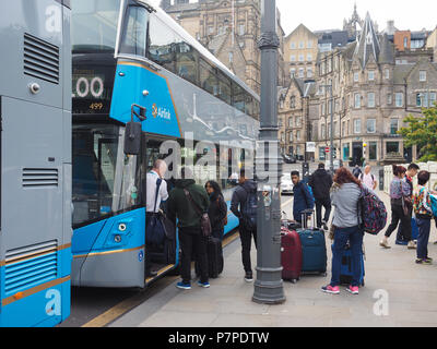 EDINBURGH, UK - CIRCA Juin 2018 : le service de navette de bus Airlink 100 appelé à l'aéroport d'Edimbourg Banque D'Images