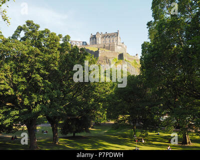 EDINBURGH, UK - CIRCA Juin 2018 : La Butte colline artificielle reliant la nouvelle et de la vieille ville Banque D'Images