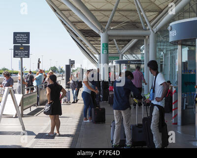 STANSTED, Royaume-Uni - CIRCA Juin 2018 : les voyageurs à l'aéroport de Londres Stansted design par l'architecte Lord Norman Foster Banque D'Images