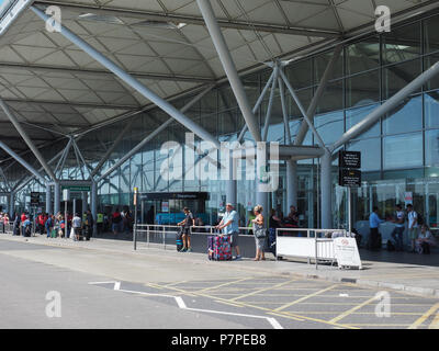 STANSTED, Royaume-Uni - CIRCA Juin 2018 : les voyageurs à l'aéroport de Londres Stansted design par l'architecte Lord Norman Foster Banque D'Images