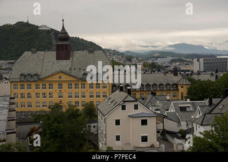 Se reconstruire après un incendie majeur en 1904 principalement dans l'architecture Art Nouveau et situé sur trois grandes îles Ålesund si un hotspot touristique en Norvège. Banque D'Images