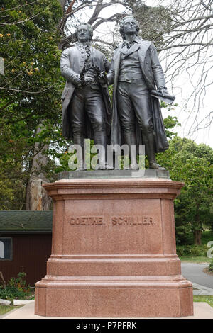 Anglais : Goethe-Schiller Monument - Golden Gate, San Francisco, Californie, USA. Une copie de l'original à Weimar, Allemagne, par Ernst Friedrich Rietschel (1804-1861). Cette oeuvre est dans le car l'artiste est mort il y a plus de 70 ans. 24 mai 2015, 18:03:57 Monument Goethe-Schiller 174 - Golden Gate, San Francisco, CA - DSC05349 Banque D'Images