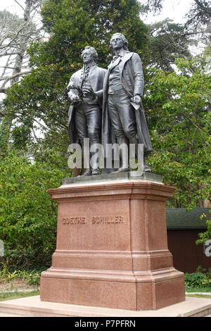 Anglais : Goethe-Schiller Monument - Golden Gate, San Francisco, Californie, USA. Une copie de l'original à Weimar, Allemagne, par Ernst Friedrich Rietschel (1804-1861). Cette oeuvre est dans le car l'artiste est mort il y a plus de 70 ans. 24 mai 2015, 18:04:15 Monument Goethe-Schiller 174 - Golden Gate, San Francisco, CA - DSC05352 Banque D'Images