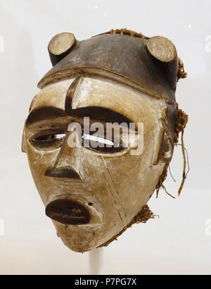 Anglais : Exposition dans le Krannert Art Museum, University of Illinois at Urbana-Champaign - Urbana-Champaign, Illinois, USA. Ce travail est assez vieux pour qu'il soit dans le . 15 juin 2015, 12:02:45 155 masque de visage (ichahoho adomanyi ou), Okati, Idoma, Ojakpama Village, Nigéria, du début au milieu du 20e siècle, Bois, pigments, kaolin - Krannert Art Museum, UIUC - DSC06204 Banque D'Images