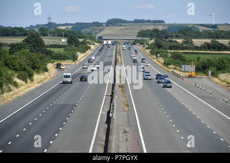 Les véhicules le long d'une autoroute M4 exceptionnellement tranquille près de Bristol à 15 h 20, au cours de la première moitié de la Coupe du Monde FIFA 2018 Quart de finale entre la Suède et l'Angleterre. Banque D'Images