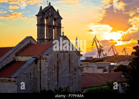 Ville de Pula stone church et grues de chantier naval vue du coucher de soleil, région de la Croatie Istrie Banque D'Images