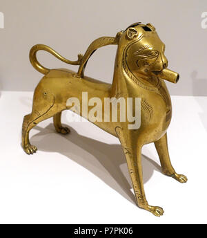 Anglais : Exposition dans le Busch-Reisinger Museum, Harvard University, Cambridge, Massachusetts, USA. Cette oeuvre est dans le car l'artiste est mort il y a plus de 70 ans. 11 avril 2015, 11:17:40 25 Aquamanile en forme de Lion, artiste inconnu, l'Allemagne, 13e-14e siècle, laiton - Busch-Reisinger Museum, Harvard University - DSC00977 Banque D'Images