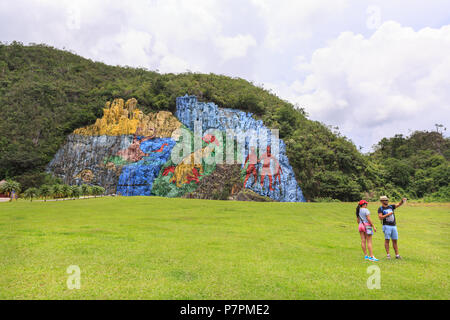 Attraction touristique, peinture murale géante faite pour ressembler à un travail préhistorique, dans le Parque Nacional Viñales, Sierra de Viñales, Cuba Banque D'Images