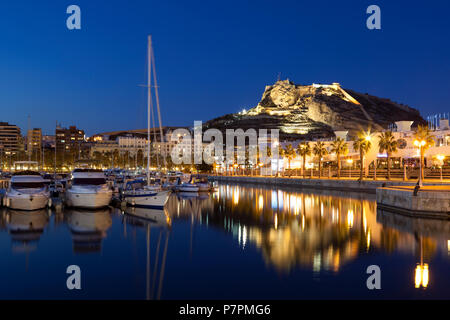 Nuit vue sur marina de courts sur le château de Santa Barbara Banque D'Images