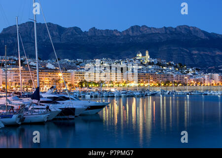 Vue sur Port de plaisance et de la ville d'Altea au crépuscule Banque D'Images