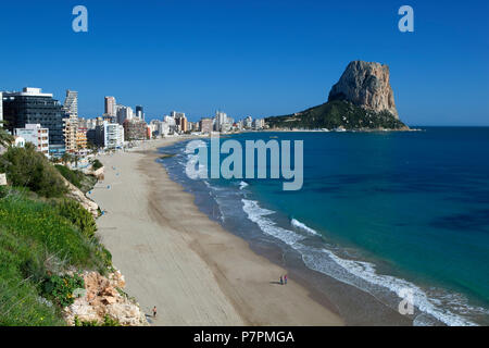 Le long de la plage calme en hiver pour le Penon de Fach nature reserve Banque D'Images