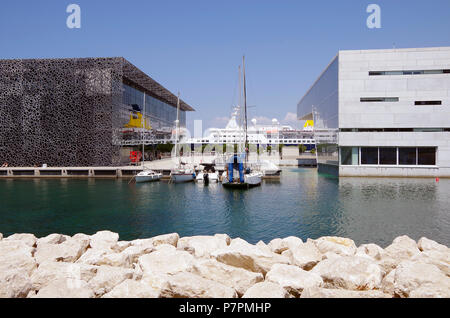 Marseille, MuCEM & Villa Méditerranée et Mme Saga Pearl II, bateau de croisière vu de la digue sous le Fort St Jean Banque D'Images