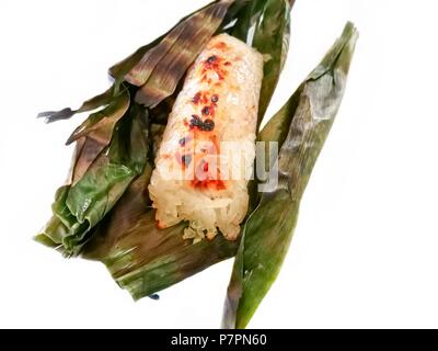 Riz gluant enveloppé dans des feuilles de bananier Banque D'Images