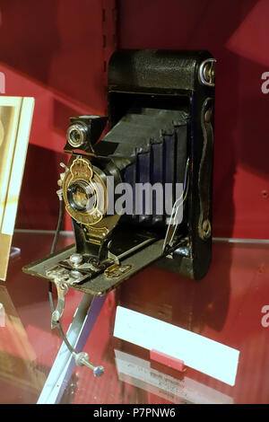 Anglais : Exposition dans le Musée Fox Talbot - Wiltshire, Angleterre. 26 mai 2016, 11:54:23 Kodak 233 n° 2A Folding Autographic Brownie, 1915-1926 - Fox Talbot Museum - Wiltshire, Angleterre - DSC01049 Banque D'Images