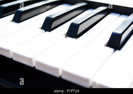 Close-up of piano keys. fermer la vue frontale. Banque D'Images