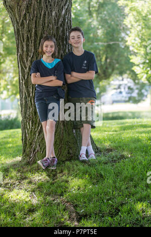 12 ans dormant frère et soeur de 8 yead, posant pour des portraits Cranbrook, BC, Canada. Parution modèle garçon, fille, # 105 # 104 Banque D'Images