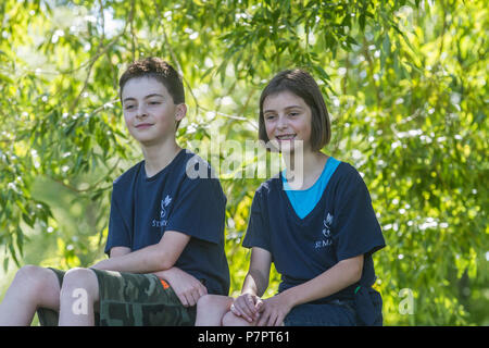 En plein air de 12 ans dormant frère et soeur de 8 yead, posant pour les portraits. Cranbrook, BC, Canada. Parution modèle garçon, fille, # 105 # 104 Banque D'Images