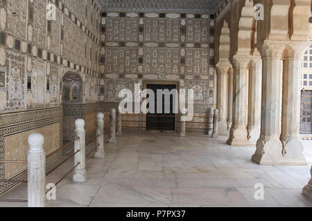 Sheesh Mahal et également connu sous le nom de mirror palace est la magnifique pièce d'architecture construite avec de belles pierres et de verre. Banque D'Images