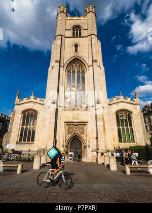 Livraison de nourriture Deliveroo Courier rides passé beaucoup de l'église de Sainte Marie dans le centre de Cambridge UK - Économie Gig Banque D'Images