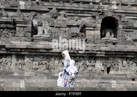 Borobudur, Indonésie - Juin 23, 2018 : les touristes au temple bouddhiste de Borobudur, près de Jogjakarta Banque D'Images