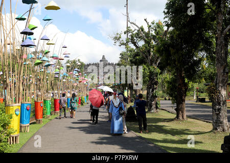 Borobudur, Indonésie - le 23 juin 2018 : les touristes à pied vers le temple bouddhiste de Borobudur, à proximité de la ville de Yogyakarta. Banque D'Images