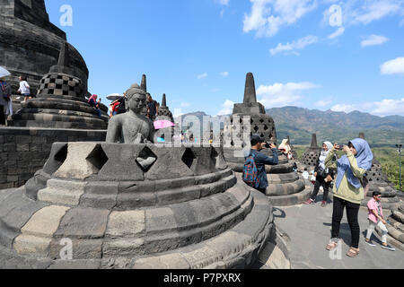 Borobudur, Indonésie - Juin 23, 2018 : les touristes de prendre des photos sur le niveau supérieur de la Buddhist Temple de Borobudur, près de Jogjakarta Banque D'Images