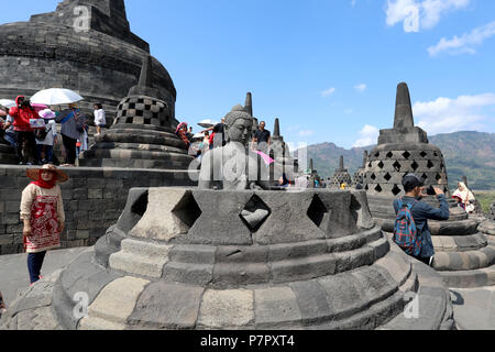 Borobudur, Indonésie - Juin 23, 2018 : les touristes profiter de la vue depuis le niveau supérieur de la Buddhist Temple de Borobudur, près de Jogjakarta Banque D'Images