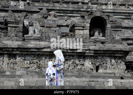 Borobudur, Indonésie - Juin 23, 2018 : les touristes au temple bouddhiste de Borobudur, près de Jogjakarta Banque D'Images