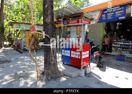 Amed, Bali - 1 juillet 2018 : un petit Pertamina station sur la route de la côte près de Amed sur l'île de Bali, Indonésie Banque D'Images