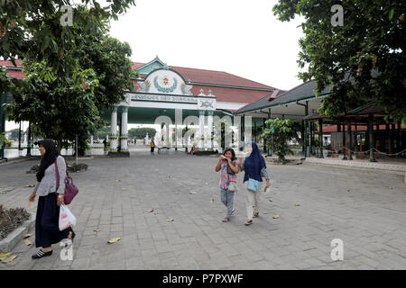 Jogjakarta, Indonésie - Juin 22, 2018 : Deux jeunes filles manger des tranches de melon d'eau tout en marchant à travers le palais du Sultan de Jogjakarta complexes Banque D'Images