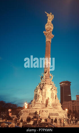 Barcelone, Espagne - 27 mars 2017 : les touristes debout près de monument de Christophe Colomb, une statue de 60 m situé à l'extrémité de la célèbre "La Rambla". Construit en 188 Banque D'Images