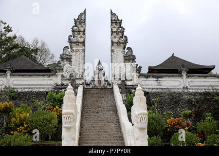 Amlapura, Indonésie - 5 juillet 2018 : vue sur le temple de Lempuyang Luhur dans l'Est de Bali, Indonésie Banque D'Images