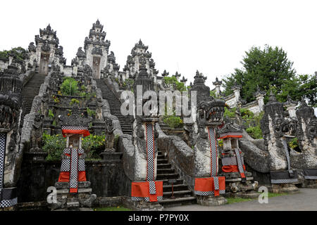 Amlapura, Indonésie - 5 juillet 2018 : vue sur le temple de Lempuyang Luhur dans l'Est de Bali, Indonésie Banque D'Images