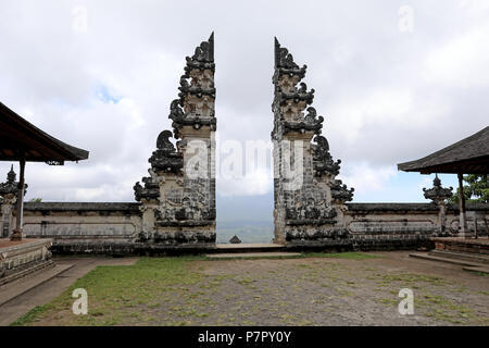 Amlapura, Indonésie - 5 juillet 2018 : vue sur le temple de Lempuyang Luhur dans l'Est de Bali, Indonésie Banque D'Images