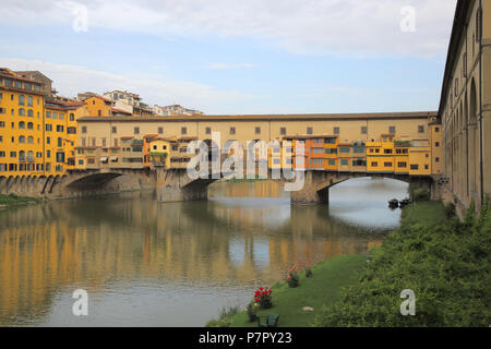 Construit en 1345 le Ponte Vecchio est le plus ancien pont sur l'Arno à Florence Banque D'Images