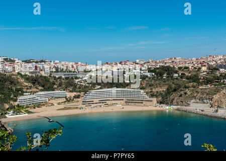 Vue sur le village et la plage de Quemado Al Hoceima, dans le nord du Maroc. Banque D'Images