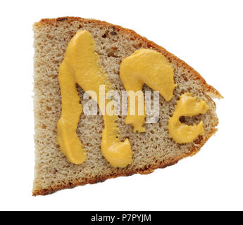 Une tranche de pain de seigle est enduite de rural jaune moutarde française. Isolé sur un plan macro studio blanc Banque D'Images