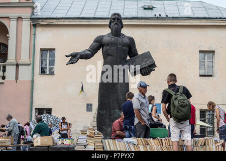 LVIV, UKRAINE - le 21 août 2015 livre d'Occasion : vente de livres usagés marchands devant le monument à Ivan Fedorov, tenant un livre lui-même, au cours de la G Banque D'Images