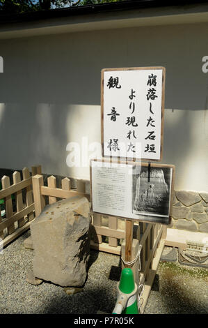 Signe dit que nous avons trouvé une statue de la déesse Kannon de roches après s'est décomposé en raison du tremblement de terre. Kumamoto Castle est situé à Kumamoto Pr Banque D'Images