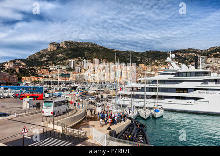 Principauté de Monaco Quay, le yacht et bateaux à voile à Port Hercule sur Mer Méditerranée, Europe Banque D'Images