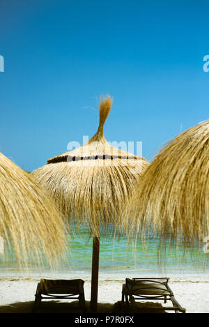 Parasol et chaises longues sur la plage de Majorque avec copie Espace Banque D'Images